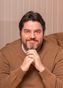 Hypnose Beat Portrait am Tisch Farbe hoch 2_DSC0163 20.02.2023