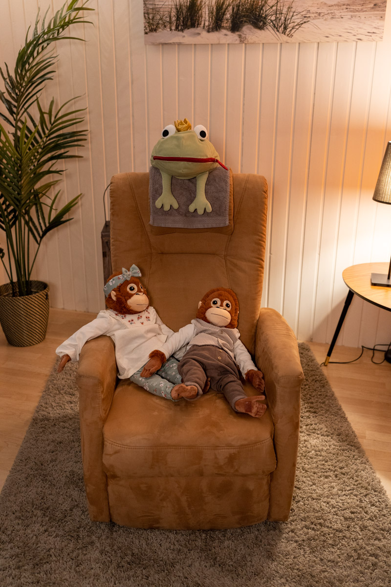 Hypnose Behandlungssessel mit Gustaff und Froschkönig hoch 1_DSC0107