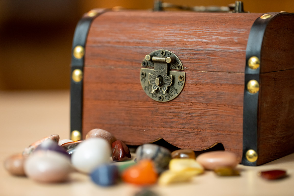 Hypnose Deko Schatztruhe und Steine quer 2_DSC0344